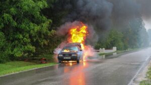 Carro incendiado en la calle